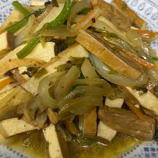 Doufu seca con verduras y arroz blanco 