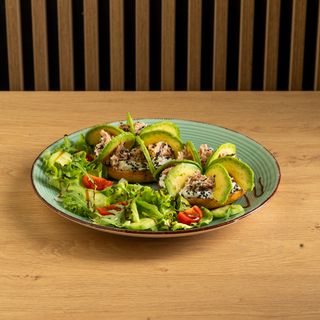 Бейгъл с авокадо и риба тон