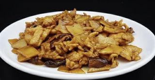 Cerdo Con Bambú Y Setas Chinas