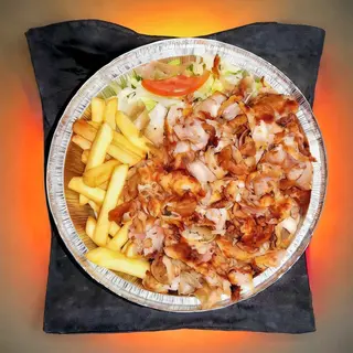 Plato kebap con ensalada y patatas