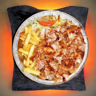 Plato kebap con ensalada y patatas