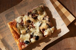 Pizza Capricciosa (17.5 x 22.5 Cm.)