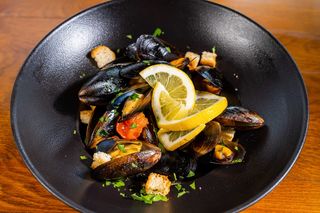 Midii în sos de vin alb