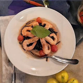 Spaghetti Nere com Camarão Scampi
