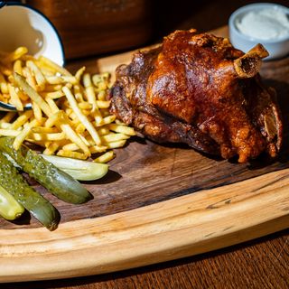 Ciolan de porc cu cartofi prajiti