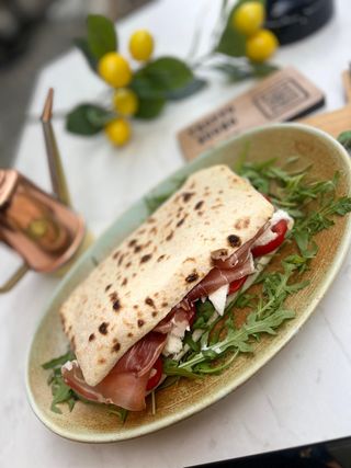 Panini cu prosciutto crudo și bufala