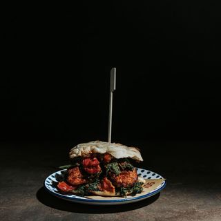 Puccia con salsiccia rossa, cime di rape, pomodoro sott'olio