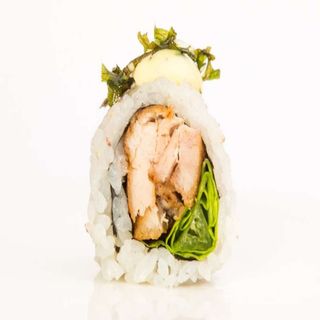 Uramaki pollo roll