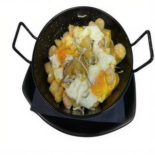 ración de huevos rotos con gulas y gambas