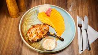 Cotlet de porc grill, piure cartofi cu ardei copt și cremă trufă albă