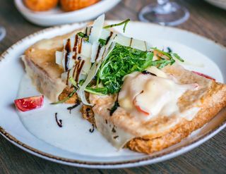 Prženice na kremi od parmezana