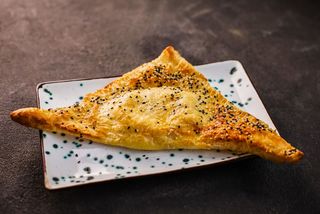 Хачапурі з міксом сирів і базиліком (280г)