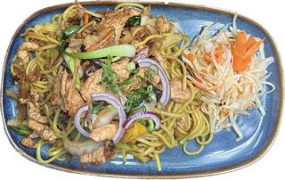 145.Makaron chiński z kurczakiem