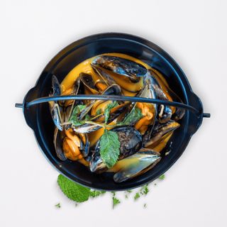Mejillones En Salsa De Coco Y Hierbabuena