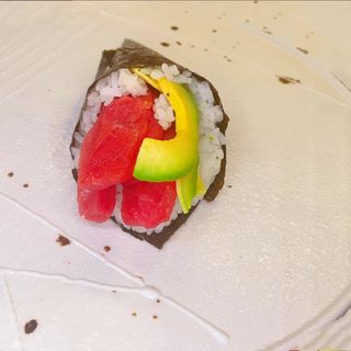 Temaki de atún con aguacate (1 ud.)