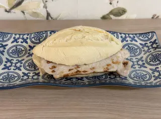Montadito de lomo con pesto verde y mozarella
