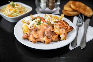 Pulpe de pui la gratar cu cartofi pai