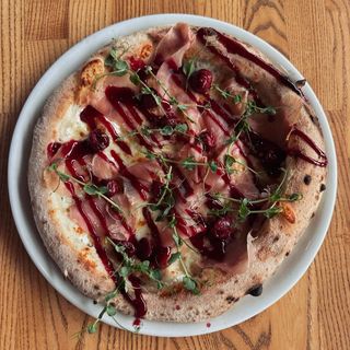 Піца з пряною вишнею та прошуто (570г)