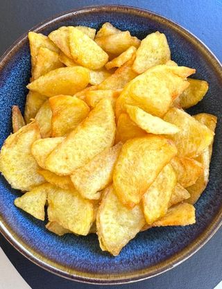 Patatine artigianali fritte servite con cacio e pepe