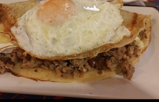 Crêpe Salado De Longaniza Con Queso Brie y Huevo Frito