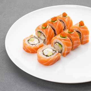 Roll z łososiem i jalapeno