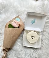 ვარდისფერი ვარდი და ტორტი