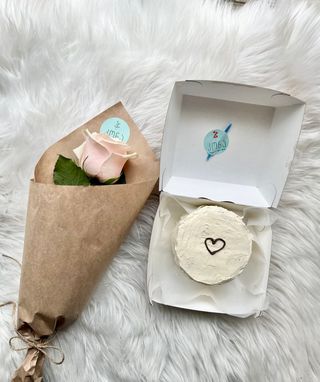 ვარდისფერი ვარდი და ტორტი