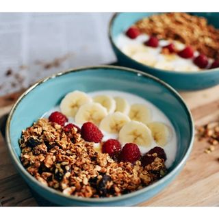 Bowl de yogur con fruta y granola