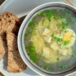 Бульйон з курочкою, вермішеллю і яєчком