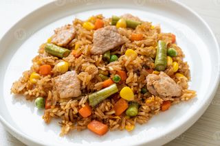 Riso saltato con verdure uova a maiale