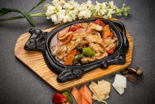 S25 Maiale con le verdure sulla piastra