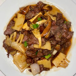 Ternera con bambú y setas