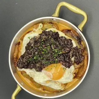 Huevos estrellados butifarra negra