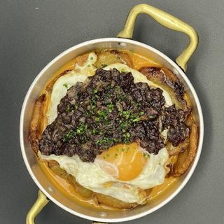 Huevos estrellados butifarra negra