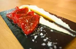Sashimi de atún marinado con hummus (4 ud.)