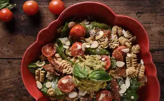 ENSALADA DE PASTA INTEGRAL Y PETO
