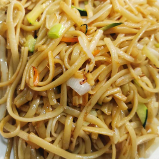 Tallarines fritos con verduras