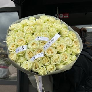 51 біла троянда