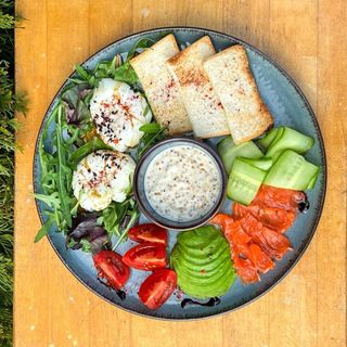 Сніданок із яйцем пашот та лососем