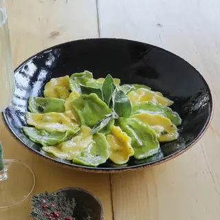Tortelli mezzaluna burro e salvia con scaglia di mandorle