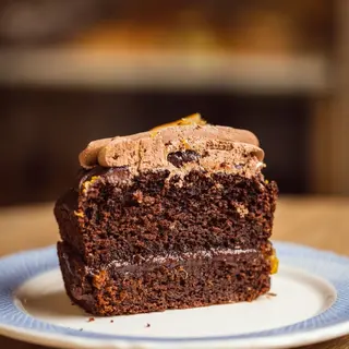 Porción  de Tarta de chocolate con trufa y frutos rojos