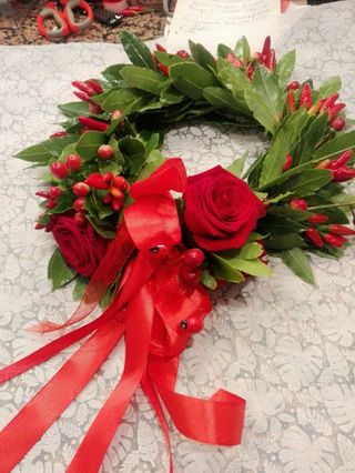 Coroncina bacche, alloro, 3 rose stabilizzate