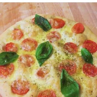 Bianca con mozzarella, pomodorini e basilico