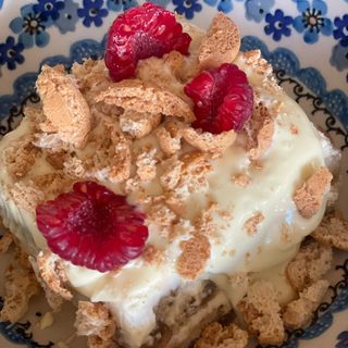 Tiramisu al chocolate blanco y frambuesas