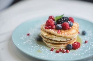 Pancake con sciroppo d'acero e frutta di stagione