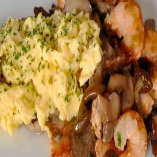 Huevos Rotos Con Setas Y Gambas