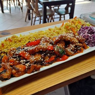 Kurczak z ryżem, sos słodko-kwaśny