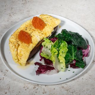 Крімі омлет з рікоттою, червоною ікрою та тостом місо-калінджі, 400 г