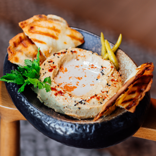 კრემისებრი ჰუმუსი ტაჰინის სოუსით