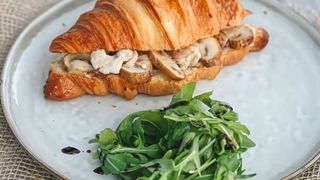 Круассан с курицей и грибами 